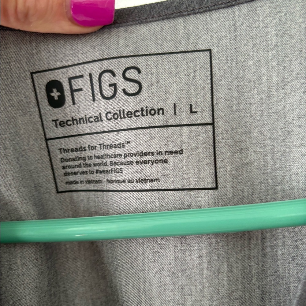 Figs Casma three pocket top